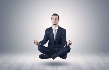 İşadamı bir boşluk kavramı içinde meditasyon