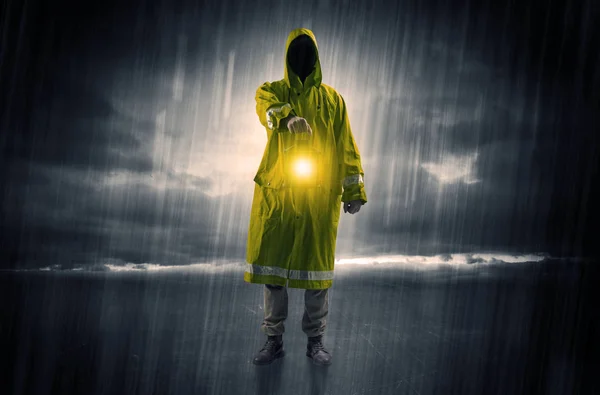 Чоловік ходить у штормі з ліхтарем — стокове фото