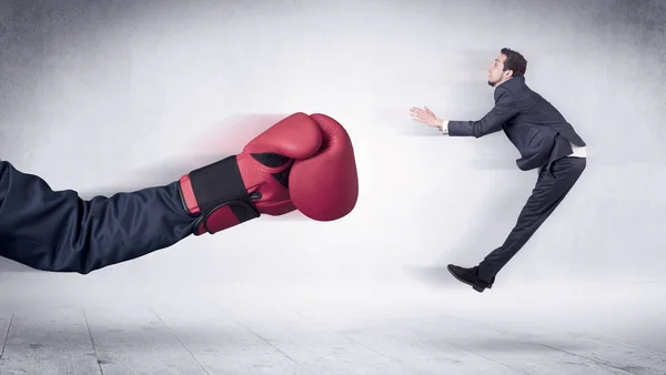 Enormes luvas de boxe socos conceito empresário — Fotografia de Stock