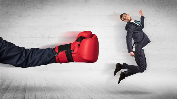 Braço com luvas de boxe atinge conceito de trabalhador de escritório — Fotografia de Stock