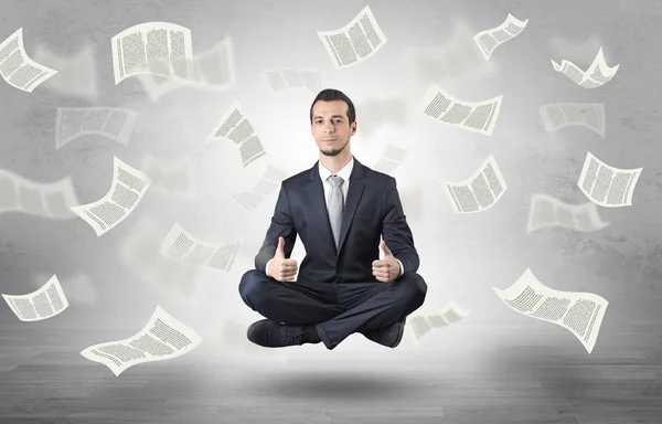 Empresário meditando com conceito de papel voador — Fotografia de Stock