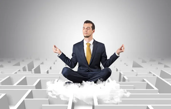 Biznesmen medytuje na chmurze z koncepcją labirynt — Zdjęcie stockowe