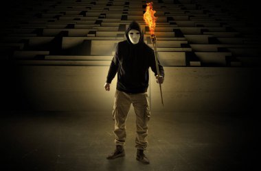 Flambeau labirent konseptinden yanma ile gelen adam