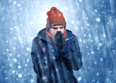 Yakışıklı çocuk kar fırtınası kavramı titreme