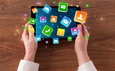 El tablet sıçrama uygulama simgeleri kavramı ile kullanma