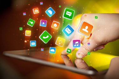 El ile uygulama simgeleri etrafında uçan tablet kullanma