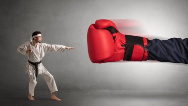 Küçük adam büyük kırmızı Boks eldiveni ile mücadele