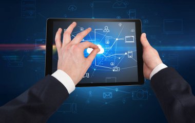 Tablet bulut office konseptiyle ilk kişi görünümü