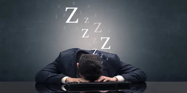 Бизнесмен заснул в офисе на клавиатуре — стоковое фото