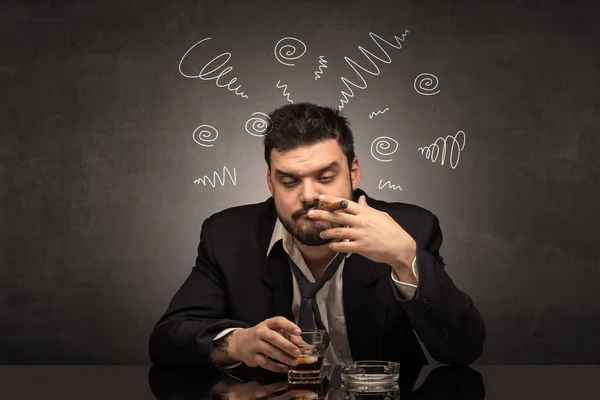 Pijany mężczyzna w jego biurze z koncepcją doodle — Zdjęcie stockowe