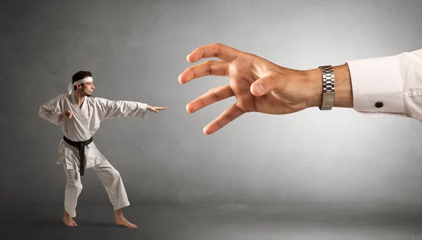 Grote hand vangen kleine karate man — Stockfoto