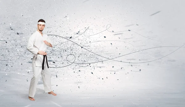 Karate hombre haciendo trucos de karate con el concepto caótico —  Fotos de Stock