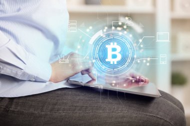 İş kadını ev ofis ruh bitcoin bağlantı ağ kavramı ile tablet kullanma