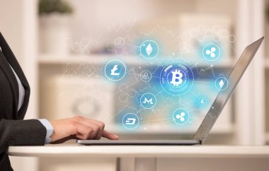 Bitcoin bağlantı ağı ve online kavramı ile dizüstü bilgisayar üzerinde çalışan iş kadın