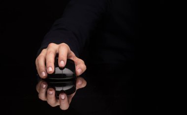 Koyu arka plan üzerinde fare kullanarak ele