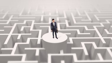 Bir labirent üstünde duran işadamı
