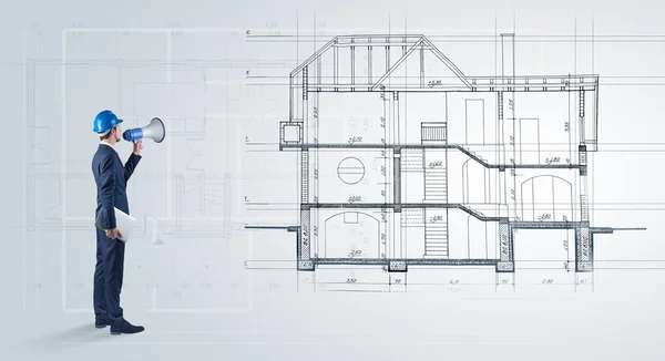 Arquitecto mirando a un plano de casa — Foto de Stock