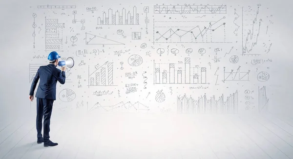 Mérnök gazdaság egy tervet, és állandó, grafikonok, diagramok és jelentések a háttérben — Stock Fotó