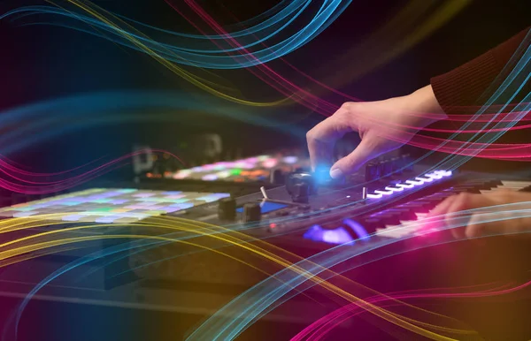 Mischen von Musik auf Midi-Controller mit buntem Vibe-Konzept — Stockfoto