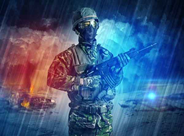 먼지 폭풍 한가운데 서 무장된 군인 — 스톡 사진