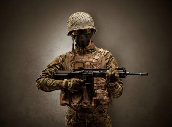 Żołnierz agenta w ciemne miejsce z ramionami — Zdjęcie stockowe