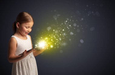 Köpüklü tablete oynayan küçük çocuk