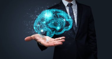 İnsan beyni elinde tutan adam