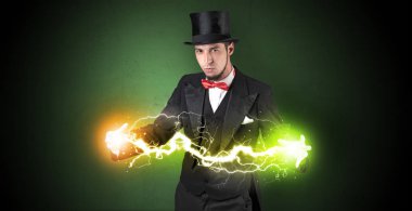 Sihirbaz enerji elleri arasında