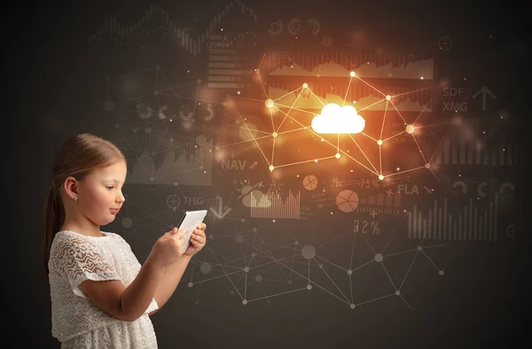 Menina segurando tablet com conceito de tecnologia de nuvem — Fotografia de Stock
