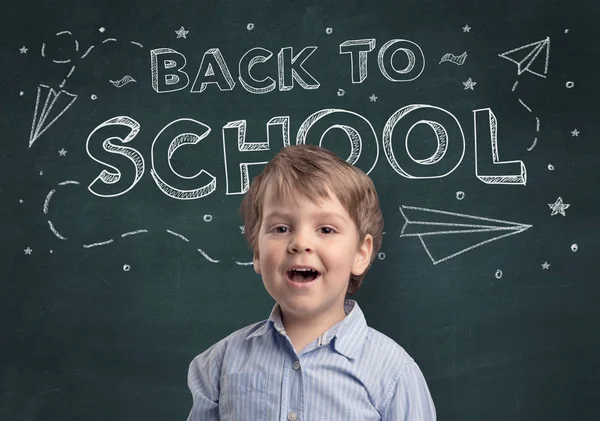 Schattige jongen met rug naar school concept — Stockfoto