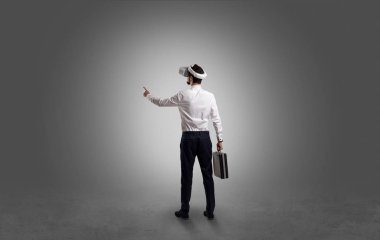 İşadamı vr gözlük ile boş bir odada