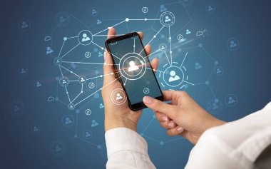 İnsanlar kavramı bağlanmak için Smartphone kullanarak ele