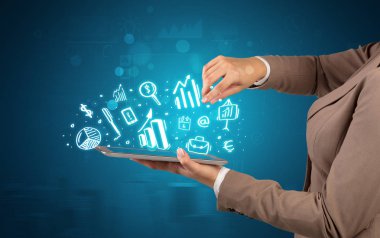 El tutma tablet tebeşir çizilmiş sembolleri yukarıda bulunan