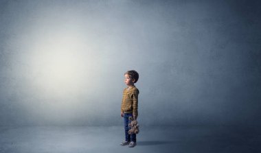 Bos bir odada küçük waggish çocuk