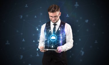 Güvenli bulut kavramı ile işadamı ve tablet
