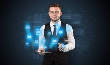 E-posta kavramı ile işadamı ve tablet