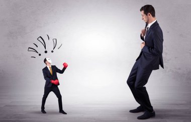 Küçük maskeli işadamı için yalvarıyor işadamı