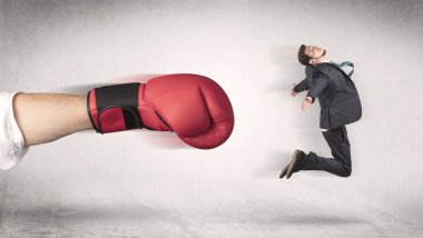 İşadamı tarafından büyük boks el ateş alır