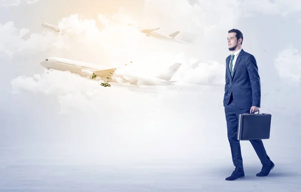 Επιχειρηματίας πηγαίνει κάπου με το αεροπλάνο — Φωτογραφία Αρχείου