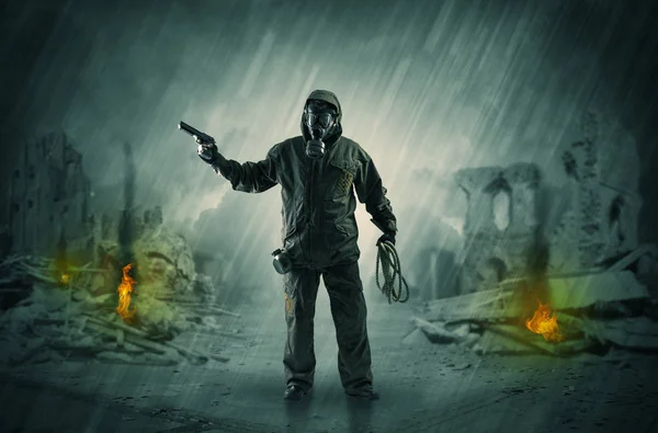After catastrophe men coming in gas mask and arms — Stock Photo, Image