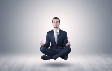 İşadamı bir boşluk kavramı içinde meditasyon