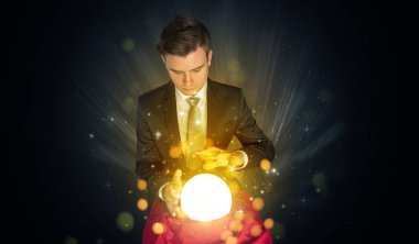 Köpüklü sihirli top ile oturan işadamı