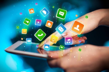 El ile uygulama simgeleri etrafında uçan tablet kullanma
