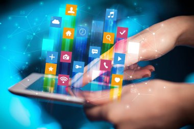 El ile uygulama simgeleri etrafında uçan tablet kullanma