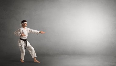 Boş bir alanda mücadele küçük karate adam