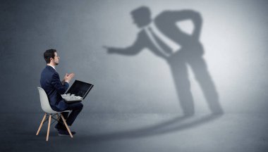 Kalmak ve maddeleri bir gölge adam sunan iş adamı