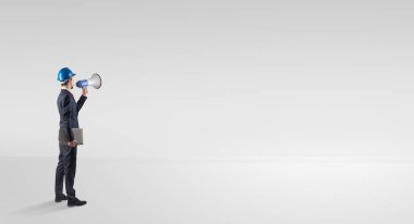 Boş bir alanda duran ve bir plan tutan mimar