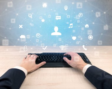 Sosyal Medya Icons çevresinde yazarak zarif işadamı el