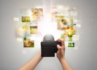 El yaşam olayları digital fotoğraf makinesi ile yakalar.