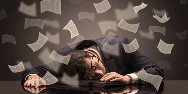 Бизнесмен заснул в офисе с концепцией оформления документов — стоковое фото